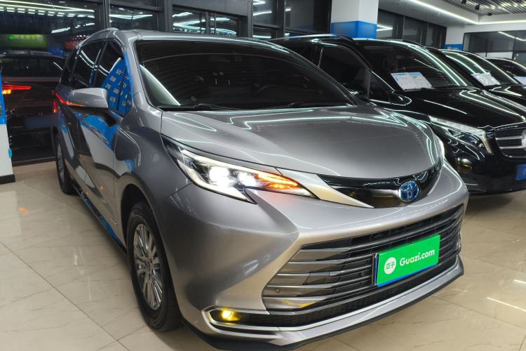 Used Toyota SIENNA 2021 2.5L Hybrid Premium Edition Front Right 45 Deg