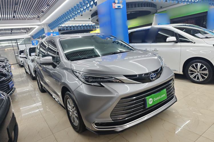 Used Toyota SIENNA 2021 2.5L Hybrid Premium Edition Front Right 45 Deg