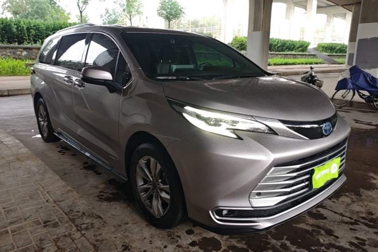 Used Toyota SIENNA 2021 2.5L Hybrid Platinum Edition Front Right 45 Deg