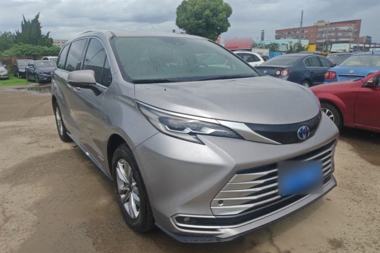 Used Toyota SIENNA 2021 2.5L Hybrid Platinum Edition Front Right 45 Deg