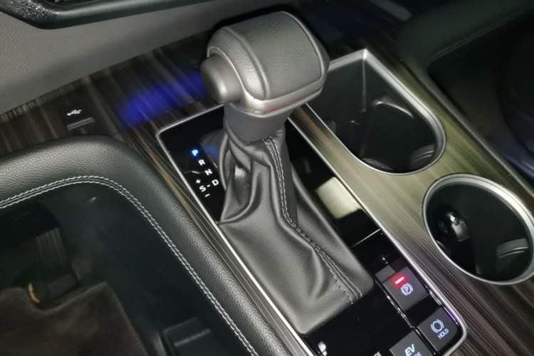 Used Toyota SIENNA 2021 2.5L Hybrid Platinum Edition Gear Lever