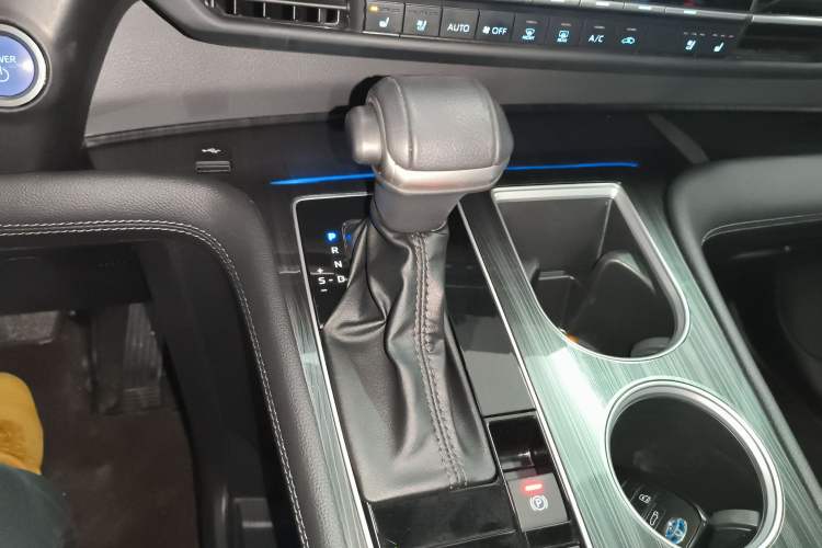Used Toyota SIENNA 2021 2.5L Hybrid Premium Edition Gear Lever