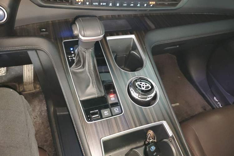 Used Toyota SIENNA 2021 2.5L Hybrid Platinum Edition Gear Lever