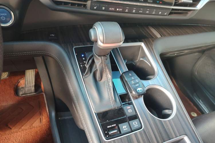 Used Toyota SIENNA 2021 2.5L Hybrid Platinum Edition Gear Lever