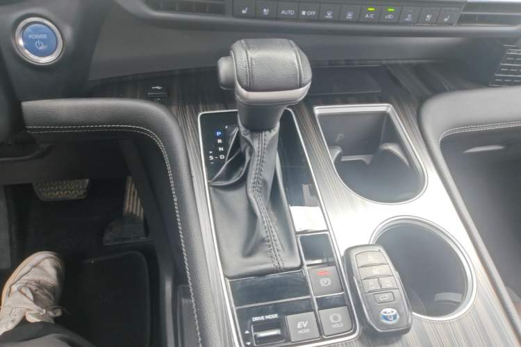 Used Toyota SIENNA 2021 2.5L Hybrid Platinum Edition Gear Lever