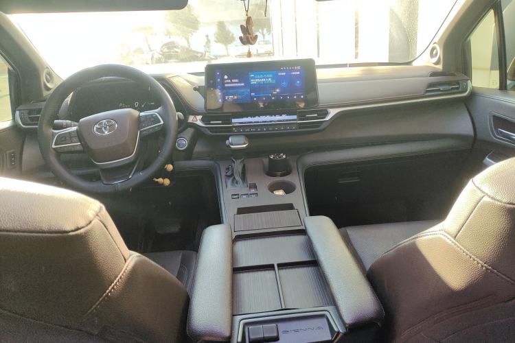 Used Toyota SIENNA 2021 2.5L Hybrid Platinum Edition Interior 2