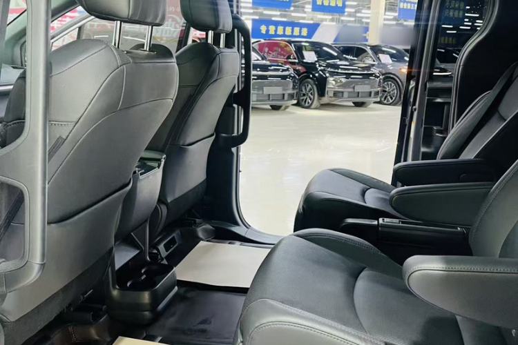 Used Toyota SIENNA 2021 2.5L Hybrid Premium Edition Interior 2