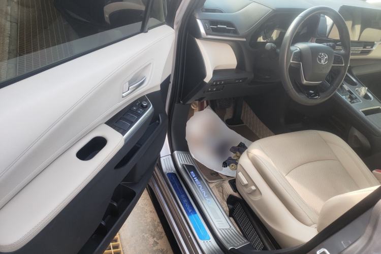 Used Toyota SIENNA 2021 2.5L Hybrid Premium Edition Interior 3