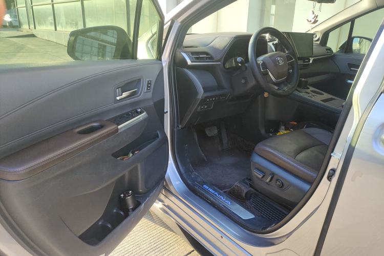 Used Toyota SIENNA 2021 2.5L Hybrid Platinum Edition Interior 3