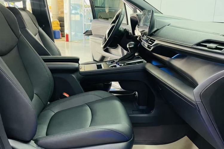 Used Toyota SIENNA 2021 2.5L Hybrid Premium Edition Interior 3