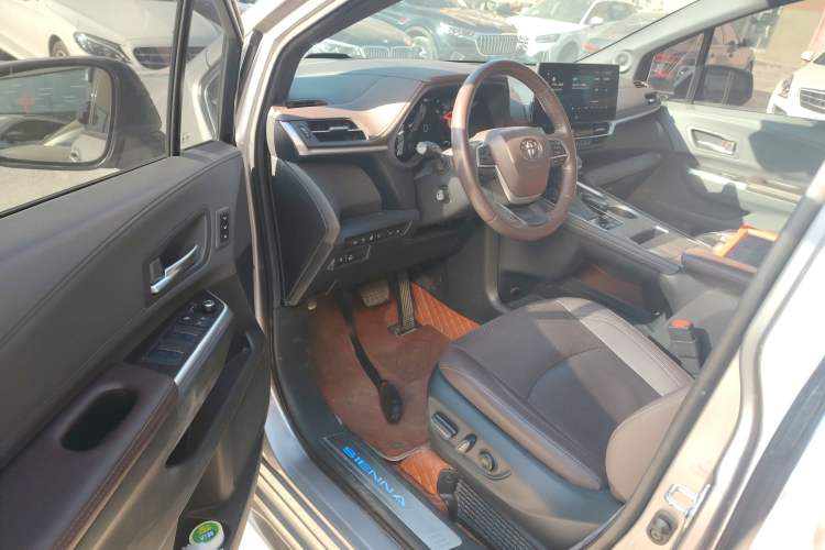 Used Toyota SIENNA 2021 2.5L Hybrid Platinum Edition Interior 3