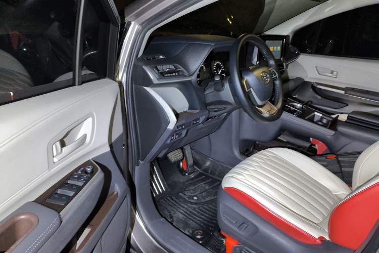Used Toyota SIENNA 2021 2.5L Hybrid Comfort Edition Interior 3