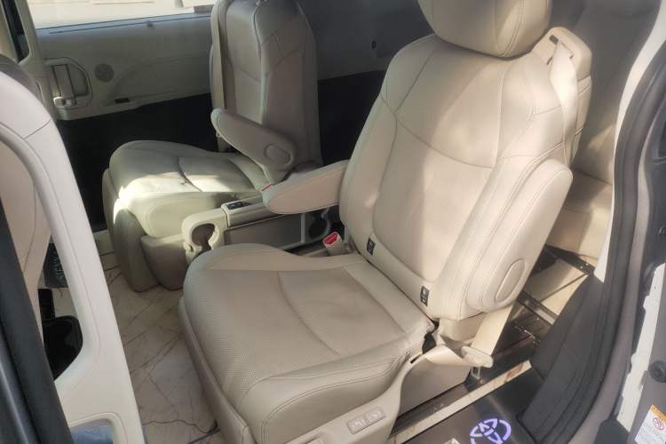 Used Toyota SIENNA 2021 2.5L Hybrid Premium Edition Interior 4