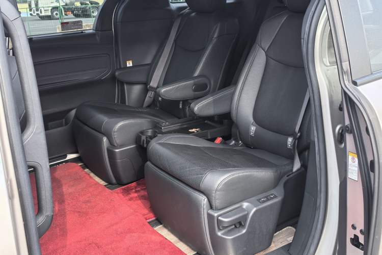 Used Toyota SIENNA 2021 2.5L Hybrid Premium Edition Interior 4