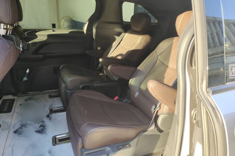 Used Toyota SIENNA 2021 2.5L Hybrid Platinum Edition Interior 4