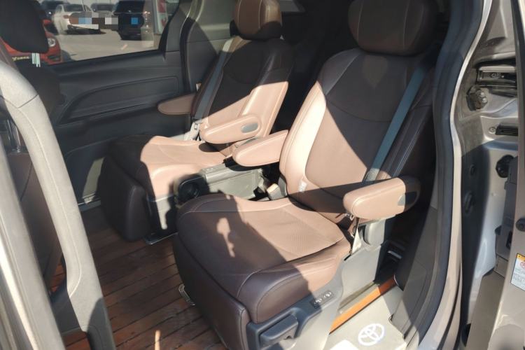 Used Toyota SIENNA 2021 2.5L Hybrid Platinum Edition Interior 4