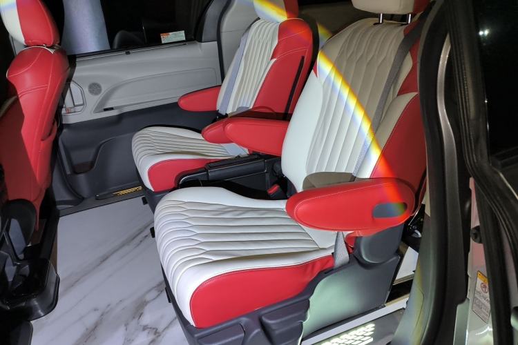 Used Toyota SIENNA 2021 2.5L Hybrid Comfort Edition Interior 4