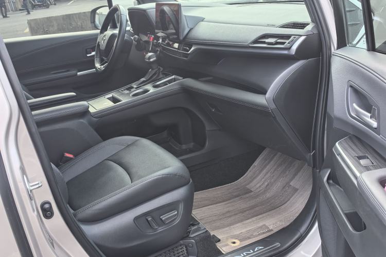 Used Toyota SIENNA 2021 2.5L Hybrid Premium Edition Interior 6