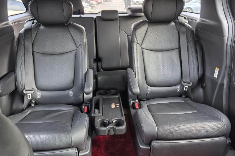 Used Toyota SIENNA 2021 2.5L Hybrid Premium Edition Interior 7