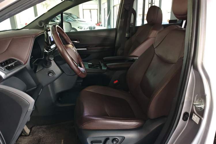 Used Toyota SIENNA 2021 2.5L Hybrid Platinum Edition Left Front Seat