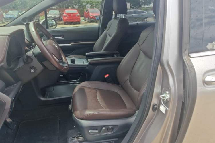 Used Toyota SIENNA 2021 2.5L Hybrid Platinum Edition Left Front Seat