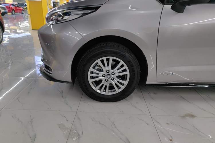 Used Toyota SIENNA 2021 2.5L Hybrid Premium Edition Left Front Wheel Hub