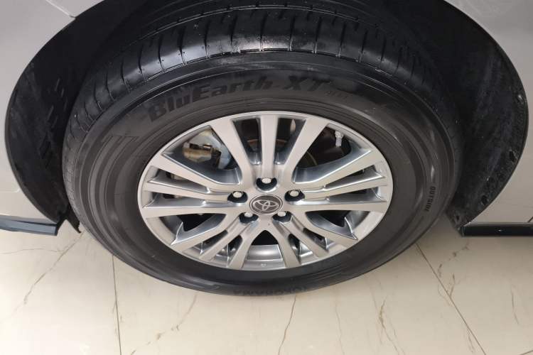 Used Toyota SIENNA 2021 2.5L Hybrid Premium Edition Left Front Wheel Hub