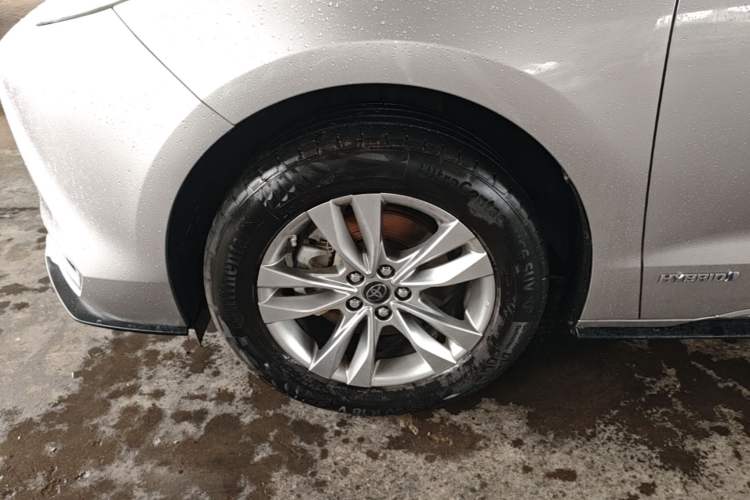Used Toyota SIENNA 2021 2.5L Hybrid Platinum Edition Left Front Wheel Hub