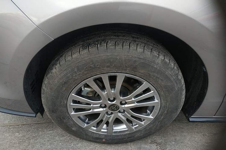 Used Toyota SIENNA 2021 2.5L Hybrid Premium Edition Left Front Wheel Hub