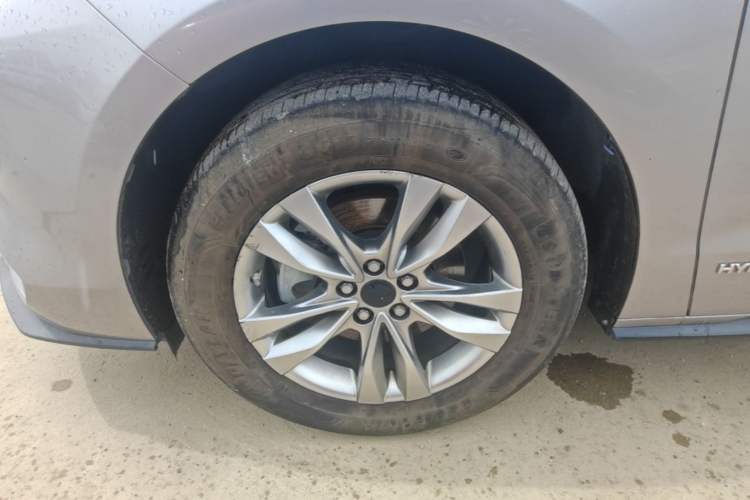 Used Toyota SIENNA 2021 2.5L Hybrid Platinum Edition Left Front Wheel Hub