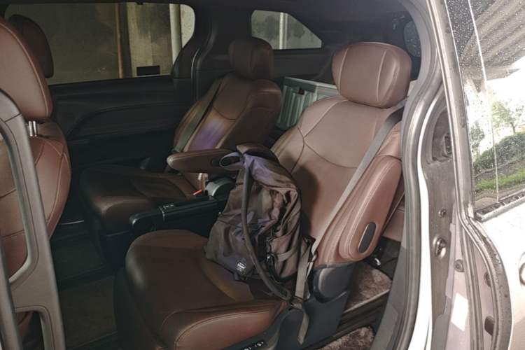 Used Toyota SIENNA 2021 2.5L Hybrid Platinum Edition Left Rear Seat