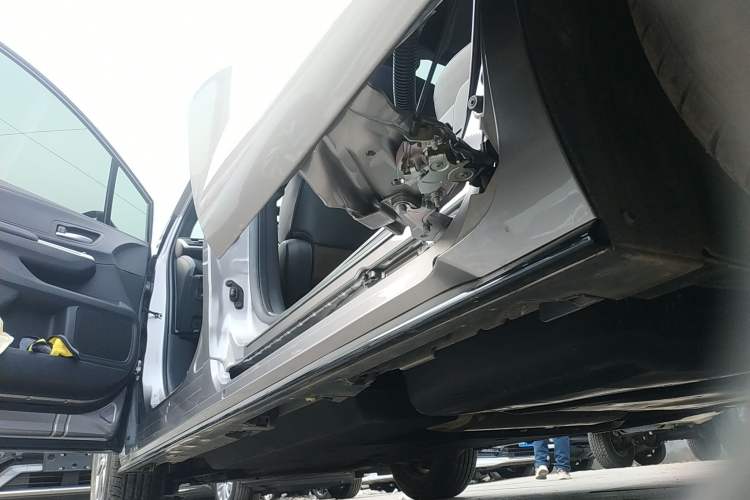 Used Toyota SIENNA 2021 2.5L Hybrid Premium Edition Left Side Sill