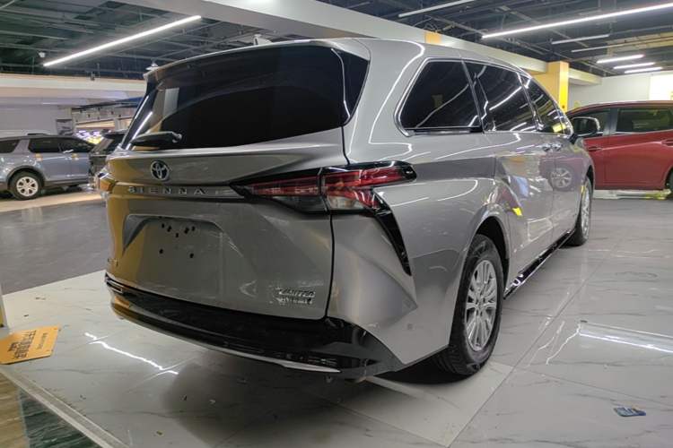 Used Toyota SIENNA 2021 2.5L Hybrid Premium Edition Rear Right 45 Deg