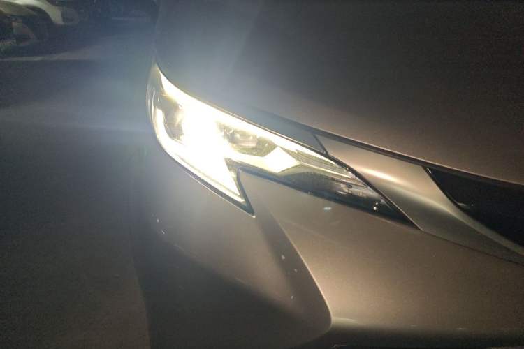Used Toyota SIENNA 2021 2.5L Hybrid Platinum Edition Right Front Headlight