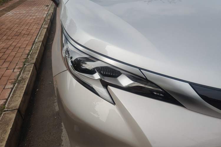 Used Toyota SIENNA 2021 2.5L Hybrid Luxury Edition Right Front Headlight