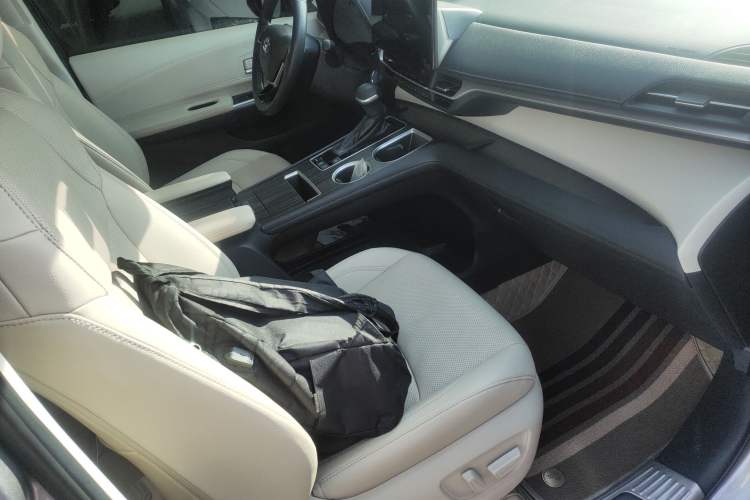 Used Toyota SIENNA 2021 2.5L Hybrid Premium Edition Right Front Seat