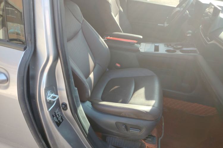 Used Toyota SIENNA 2021 2.5L Hybrid Platinum Edition Right Front Seat