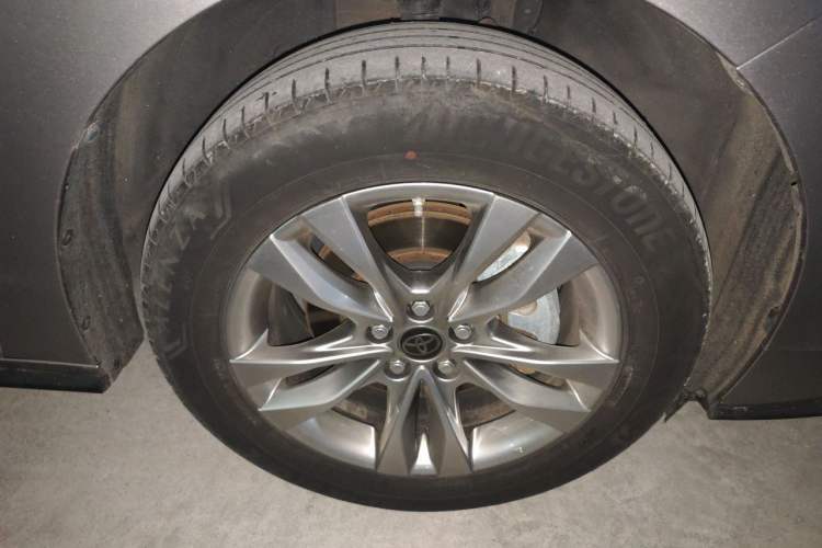 Used Toyota SIENNA 2021 2.5L Hybrid Platinum Edition Right Front Wheel Hub