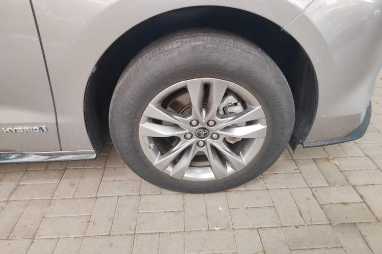 Used Toyota SIENNA 2021 2.5L Hybrid Ultimate Edition Right Front Wheel Hub