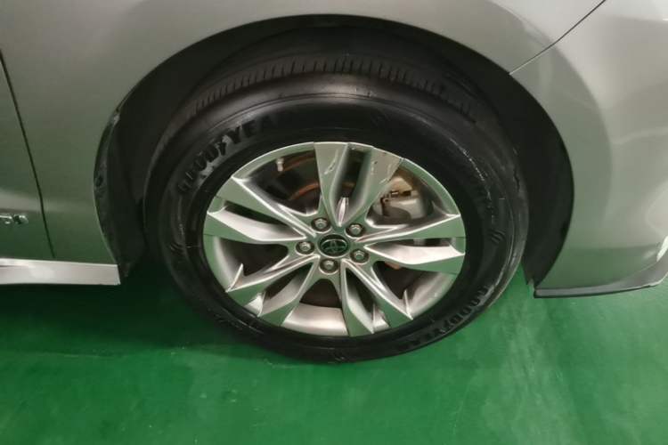 Used Toyota SIENNA 2021 2.5L Hybrid Platinum Edition Right Front Wheel Hub