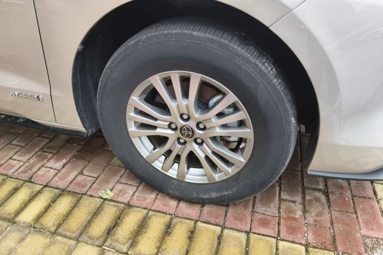Used Toyota SIENNA 2021 2.5L Hybrid Premium Edition Right Front Wheel Hub