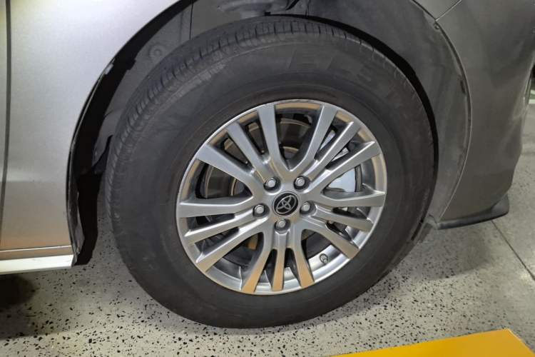 Used Toyota SIENNA 2021 2.5L Hybrid Comfort Edition Right Front Wheel Hub