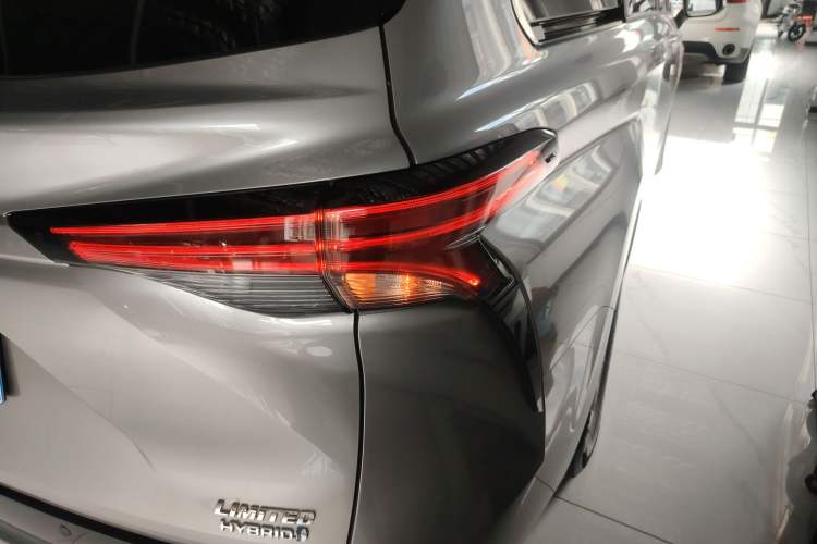 Used Toyota SIENNA 2021 2.5L Hybrid Premium Edition Right Rear Taillight