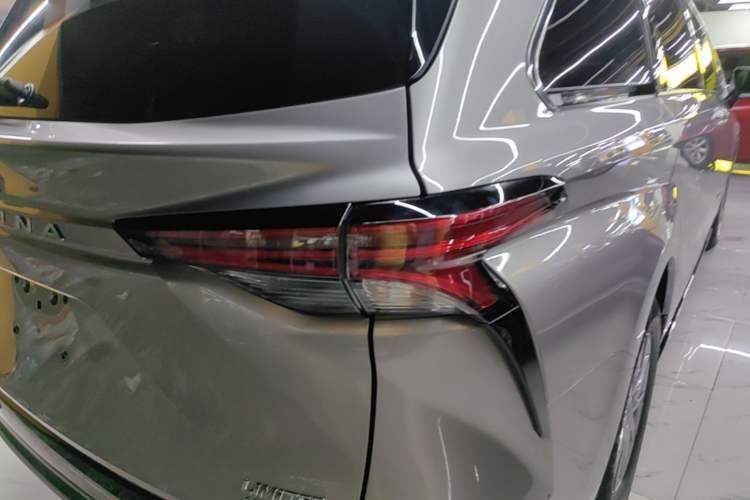 Used Toyota SIENNA 2021 2.5L Hybrid Premium Edition Right Rear Taillight
