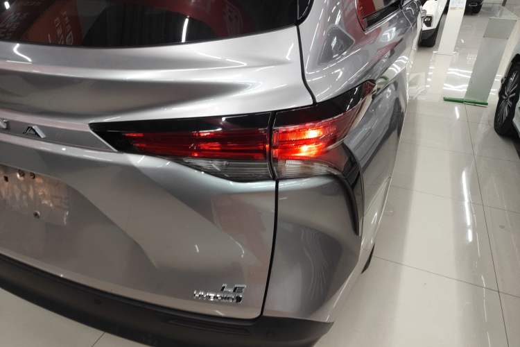 Used Toyota SIENNA 2021 2.5L Hybrid Comfort Edition Right Rear Taillight