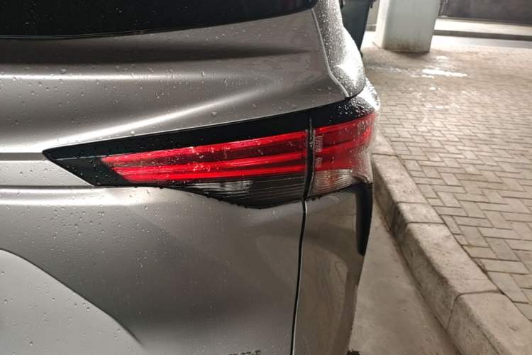 Used Toyota SIENNA 2021 2.5L Hybrid Platinum Edition Right Rear Taillight