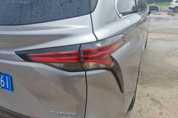 Used Toyota SIENNA 2021 2.5L Hybrid Platinum Edition Right Rear Taillight