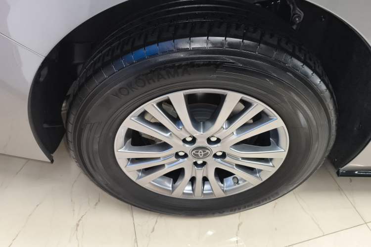 Used Toyota SIENNA 2021 2.5L Hybrid Premium Edition Right Rear Wheel Hub