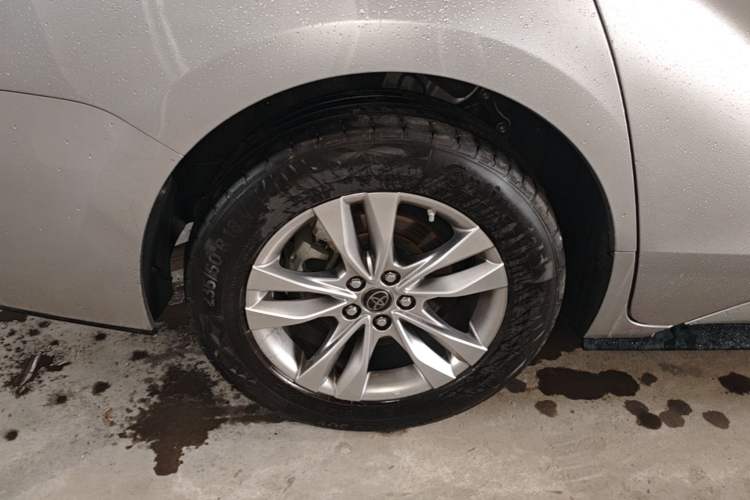 Used Toyota SIENNA 2021 2.5L Hybrid Platinum Edition Right Rear Wheel Hub
