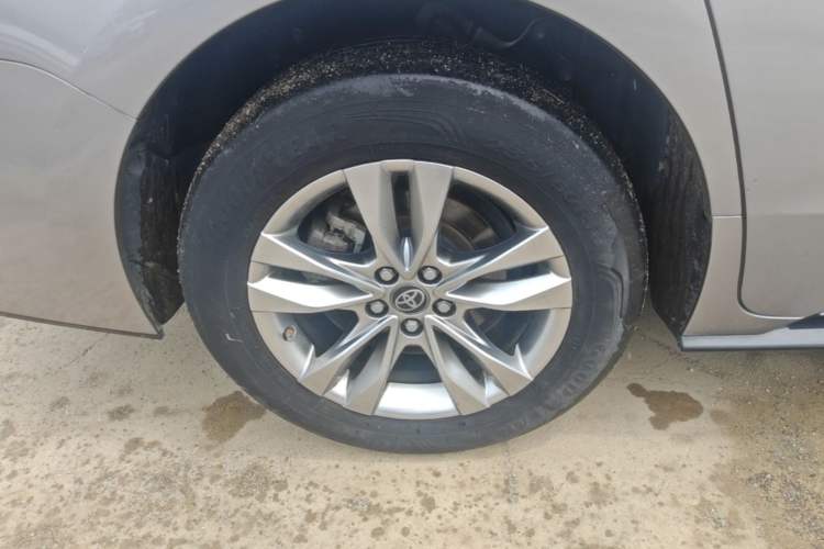 Used Toyota SIENNA 2021 2.5L Hybrid Platinum Edition Right Rear Wheel Hub